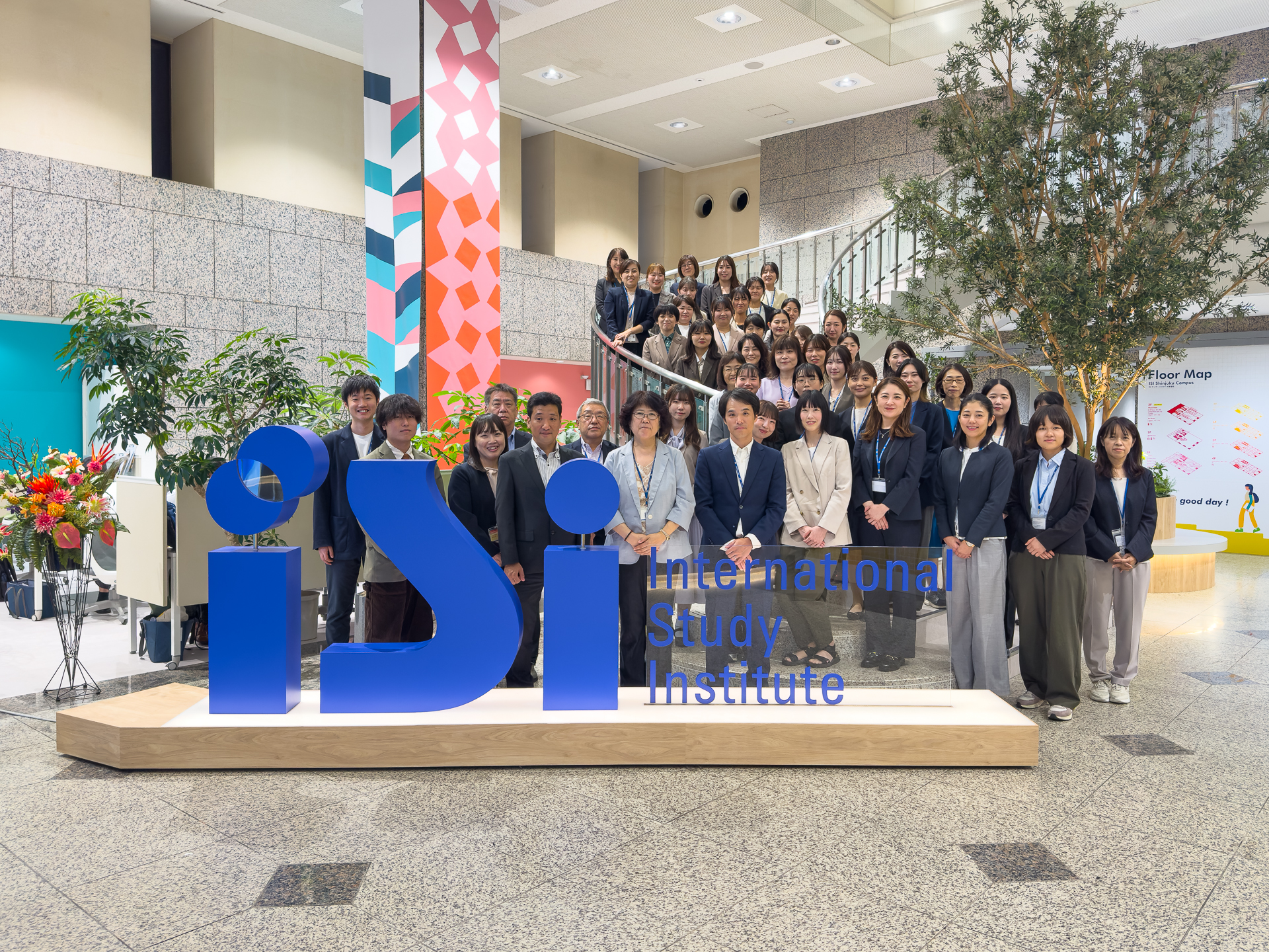 ISI 新宿校区大厅与 ISI 标识